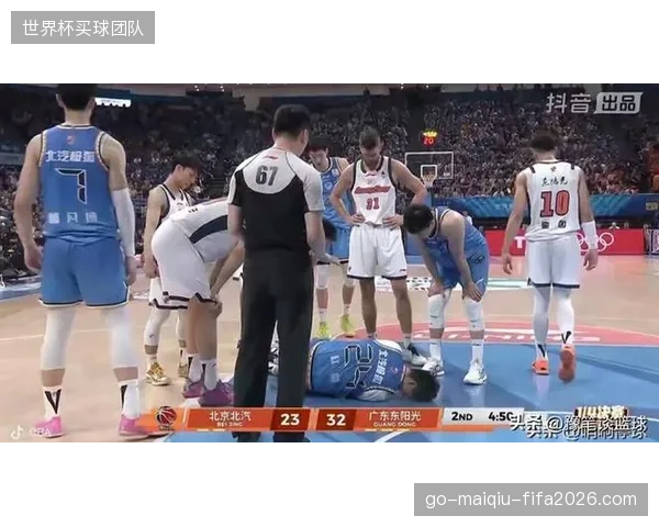 周琦坐镇内线提升北京队防守等级，迫使广东队改变进攻策略。